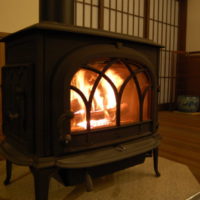 薪くべが楽しすぎて部屋が熱すぎ