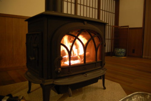 薪くべが楽しすぎて部屋が熱すぎ