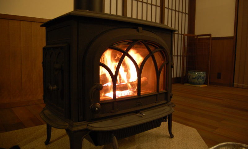 薪くべが楽しすぎて部屋が熱すぎ