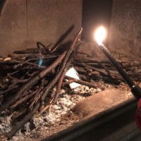 焚き付け用に小枝を利用