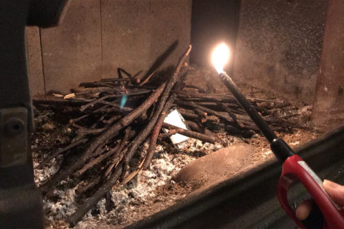 焚き付け用に小枝を利用