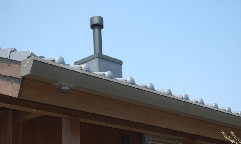 屋根の上に煙突