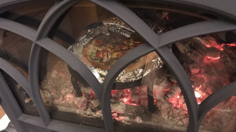薪ストーブの熾火でピザ