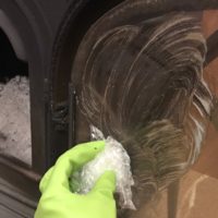 薪ストーブの全面扉ガラス磨き