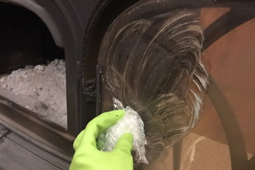 薪ストーブの全面扉ガラス磨き