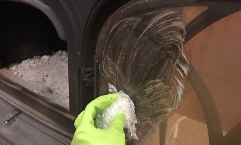 薪ストーブの全面扉ガラス磨き